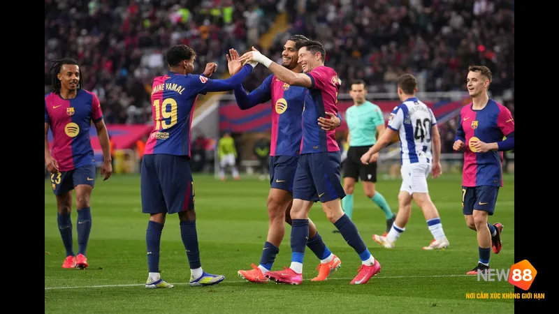 Cầu thủ Messi của Barca vượt qua hậu vệ của Real Sociedad với kỹ thuật đi bóng tinh tế Cầu thủ Messi của Barca vượt qua hậu vệ của Real Sociedad với kỹ thuật đi bóng tinh tế