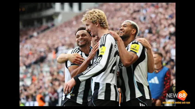 Cầu thủ Newcastle đang chạy nhanh với bóng, vượt qua cầu thủ Bradford City trên sân cỏ