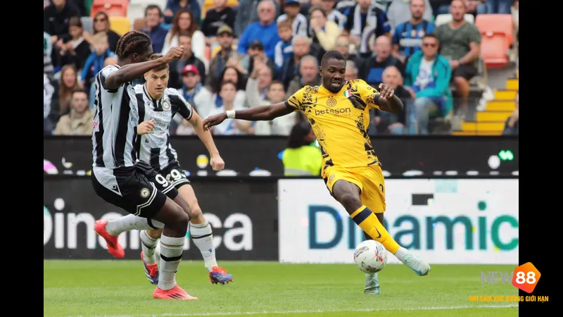 Cầu thủ Inter vượt qua phòng ngự Cremonese để tạo ra cơ hội ghi bàn