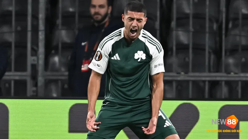 Cầu thủ của Panathinaikos chạy nhanh với bóng trước sự áp đảo của cầu thủ của G.A. Eagles Cầu thủ của Panathinaikos chạy nhanh với bóng trước sự áp đảo của cầu thủ của G.A. Eagles